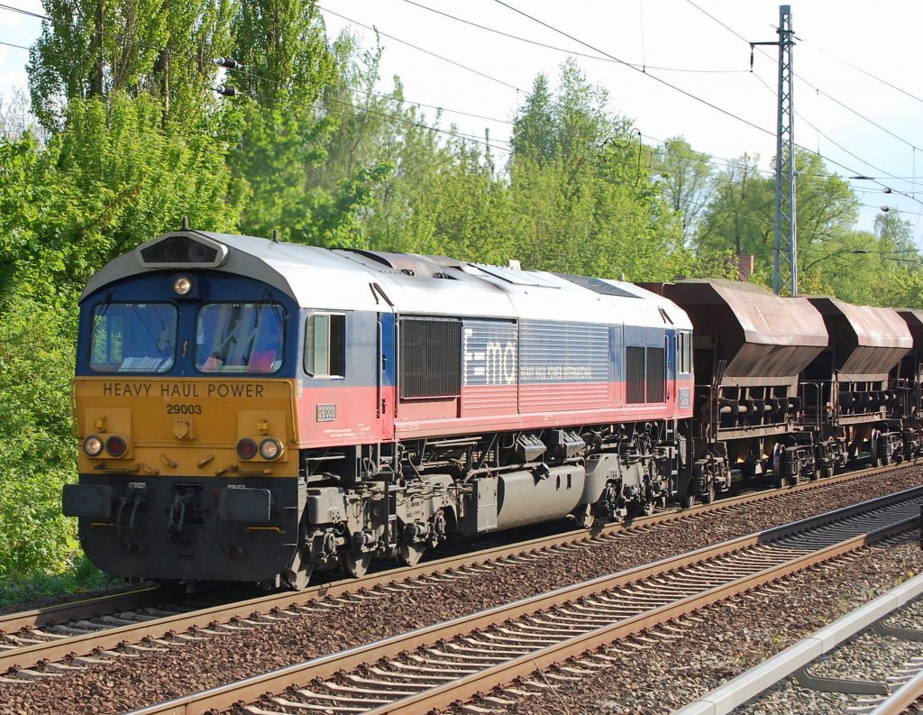 HHPI 29003 (GM-EMD Bj.2000) mit firmeneigenen Schotterf�rderbandzug am 05.05.08 Berlin-karow Richtung Bernau.