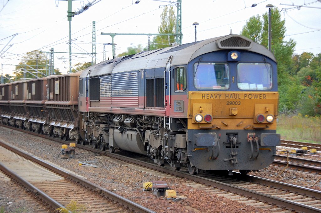 HHPI 29003 mit einem Ganzzug Sch�ttgutwagen (Schotterwagen) bei der Durchfahrt im Bhf. Flughafen Berlin-Sch�nefeld, 30.09.10 