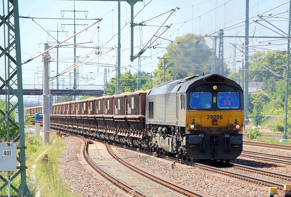 HHPI 29006 (92 80 1266 28-0 D-BRLL, GM-EMD Bj.2003), Leasinglok der Beacon Rail Leasing Limited mit typischem Schotterzug mit Sch�ttgutwagen der VTG vom Typ Fals, 30.05.11 Bhf. Fluhafen Berlin-Sch�nefeld. 