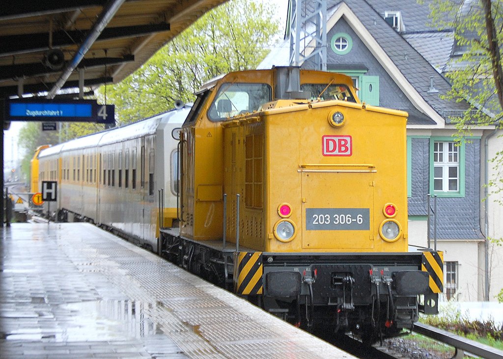 Hier die 203 306-6 (92 80 1203 306-6 D-DB, LEW Bj.1974) am Ende des DB Messzuges gezogen von 203 310-8 bei der Durchfahrt im S-Bhf. Berlin-Karow am 13.04.11