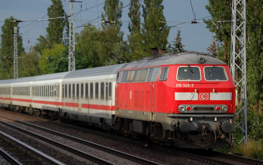Hier die 218 345-7 am Ende des IC 2426 gezogen von 120 159-9 am 13.07.12 Berlin-Karow.