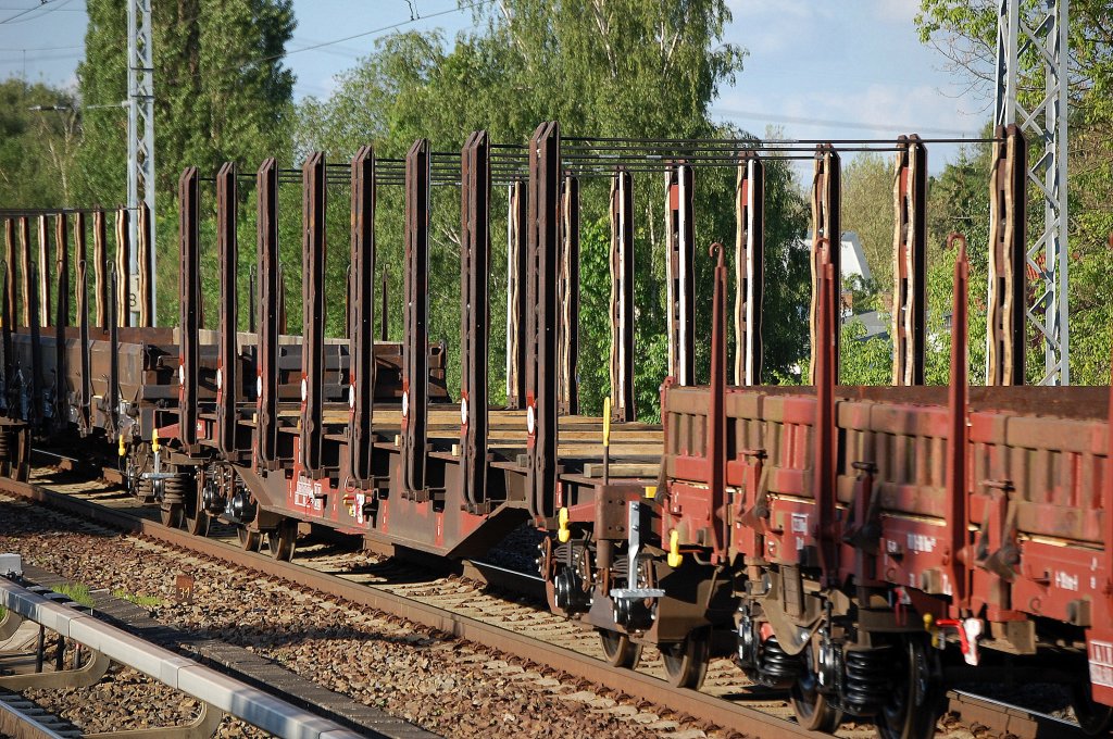 Hier als Bildvergleich der gleiche Typ von Drehgestellflachwagen vom Typ Snps 719 der DB ohne Beladung, 05.06.10 gmischter G�terzug Berlin-Karow.