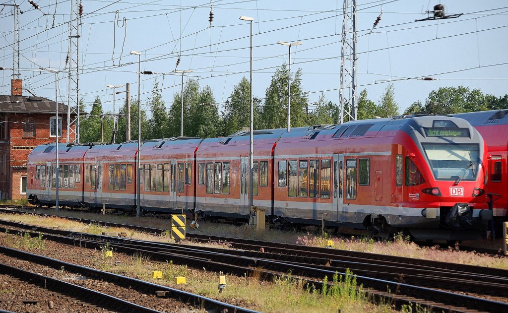 Hier als Gesamtbild ein am Rand des Rostocker Hbf. abgestellter 5-teiliger FLIRT der DB, 07.06.08