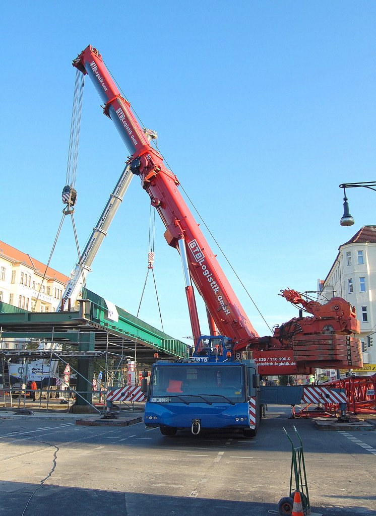 Hier als Gesamtperspektive ein LIEBHERR LTM 1500 Fahrzeugkran der Fa. BTB beim Br�ckenneubau der maroden alten U-Bahnhochstrecke der U2 Berlin-Sch�nhauser Allee am 18.09.09