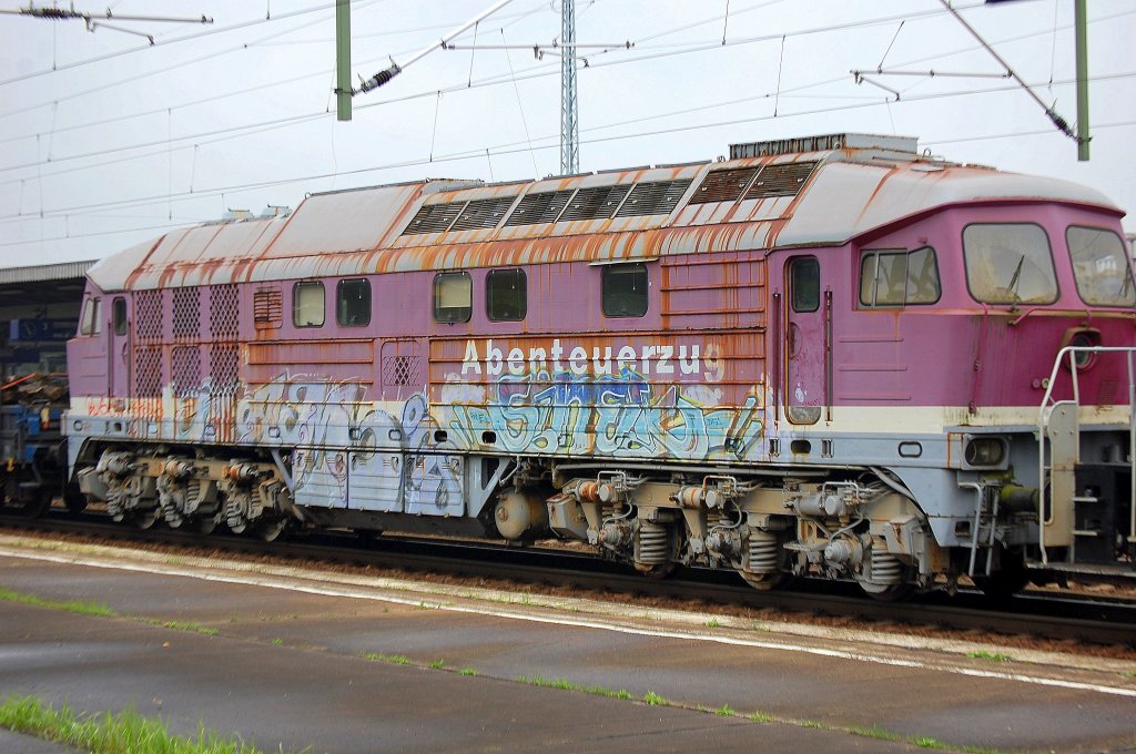 Hier die alte Ludmilla 232 387-1 (Bj.1976) mit der Aufschrift Abenteuerzug, seit 1996 schon z-gestellt und privat ver�u�ert, diente sie wohl zeitweise in Neustrelitz Jugendreisegruppen mit alten DR Wagen als Begegnungssst�tte, siehe Aufschrift  Abenteuerzug , ob sie jetzt wohl endg�ltig verschrottet wird oder anderweitig genutzt wird ist mir nicht bekannt, 09.09.10 �berf�hrungsfahrt gezogen von PRESS 363 027-4 im Bhf. Flughafen Berlin-Sch�nefeld.
