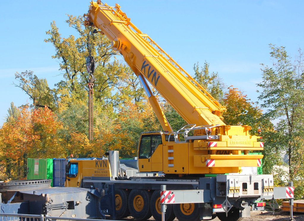 Hier aus r�ckw�rtiger Perspektive der LIEBHERR F�nfachs Fahrzeugkran der Fa. KVN aus Osnabr�ck, 23.10.10 S-Bhf. Berlin-Sch�neberg.