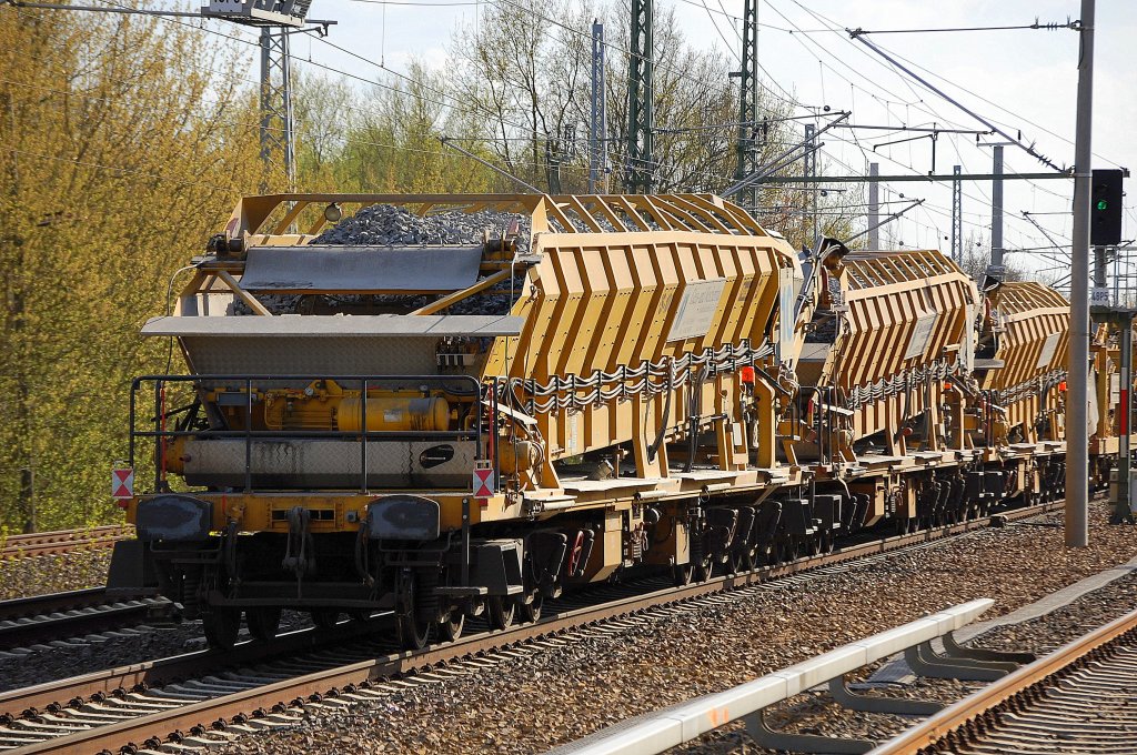 Hier beim Nachschuss sieht man noch mal gut, wie in den Materialf�rder- und Siloeinheiten MFS 100 dirkt der Gleisschotter auch transportiert wird, 16.04.10 Berlin-Blankenburg.