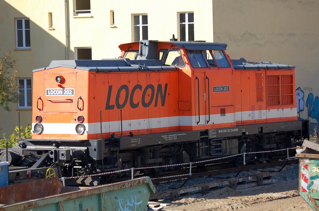 Hier die beteiligte Lok beim Br�ckeneinbau am S-BHF. Berlin-Baumschulenweg, es ist die LOCON 202 (98 80 3201 222-7 D-LOCON), die  die Br�ckensegmente zum Enbauort brachte, 23.10.10