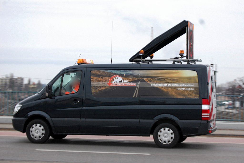 Hier das Bgleitfahrzeug der beiden Schwerlastz�ge der Sped. w.mayer am 09.01.12 Berlin-Putlitzbr�cke.