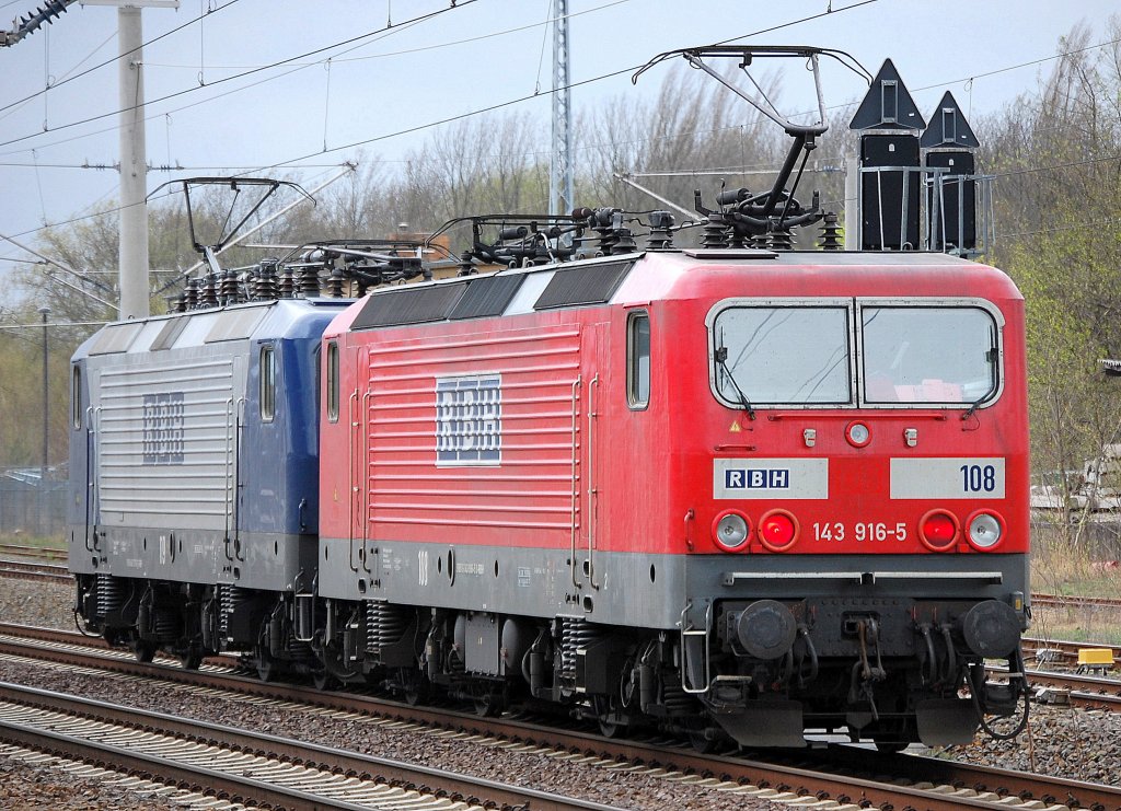 Hier die Doppeltraktion von der anderen Seite mit RBH 108/143 916-5 (91 80 6143 916-5 D-RBH, LEW Bj.1989) + RBH 119/143 571-8 vornean am 07.04.11 Berlin-Blankenburg.