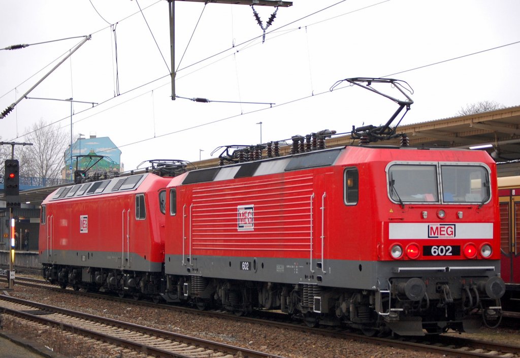 Hier die Doppeltraktion MEG 801 und im Bild MEG 602 (91 80 6143 204-6 D-MEG, Bj.1987) im Bhf. Berlin-Lichtenberg Winter 2008. 