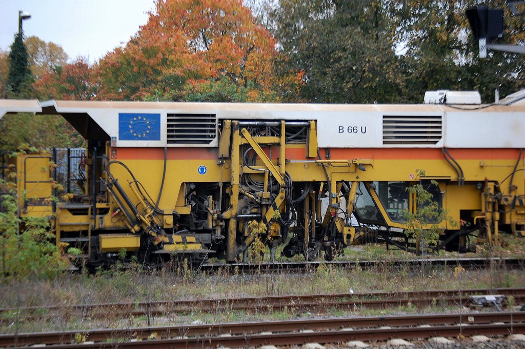 Hier die eigentliche Stopfmechanik + eigenem F�hrerhaus mittig an der Universalgleisstopfmaschine vom Hersteller MATISA Typ B 66 U, die gesamte Maschine unterscheidet sich auch in ihrem Funktionsangebot von P&T Maschinen, hier die Maschine  Dresden  der Fa. eurogleis GmbH am 11.10.10 Berlin-Blankenburg.