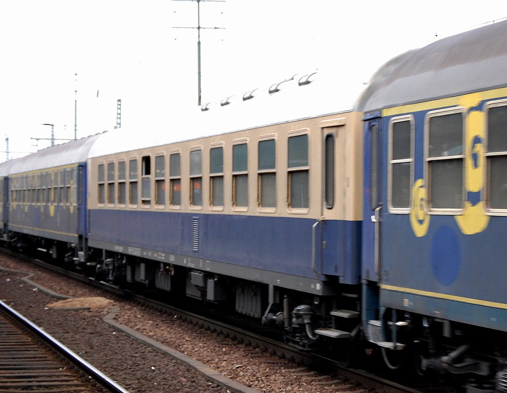 Hier ein farblicher Klassiker auch ehemalig der DB in dem Sonderzug am 12.01.12 gezogen von 1042 520-8 der Centralbahn AG. Ob deiser Wagen auch der Fa. EUROTRAIN geh�rt oder in Privatbesitz an diese vermietet wurde ist mir nicht bekannt, gesichtet Bhf. Flughafen Berlin-Sch�nefeld.