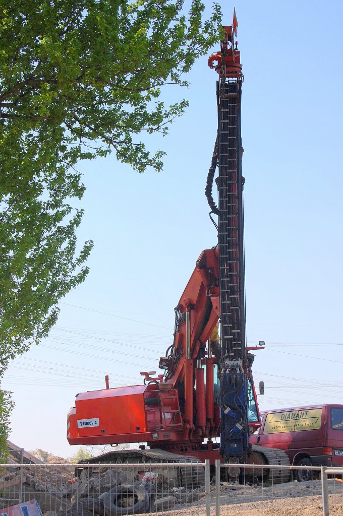 Hier ein Gesamtbild ZEPPELIN ZR 28 T Tr�gersystems mit Teleskopm�kler der Baufirma EUROVIA Neubau S-Bahngleise Berlin-Baunschulenweg Sommer 2008. 