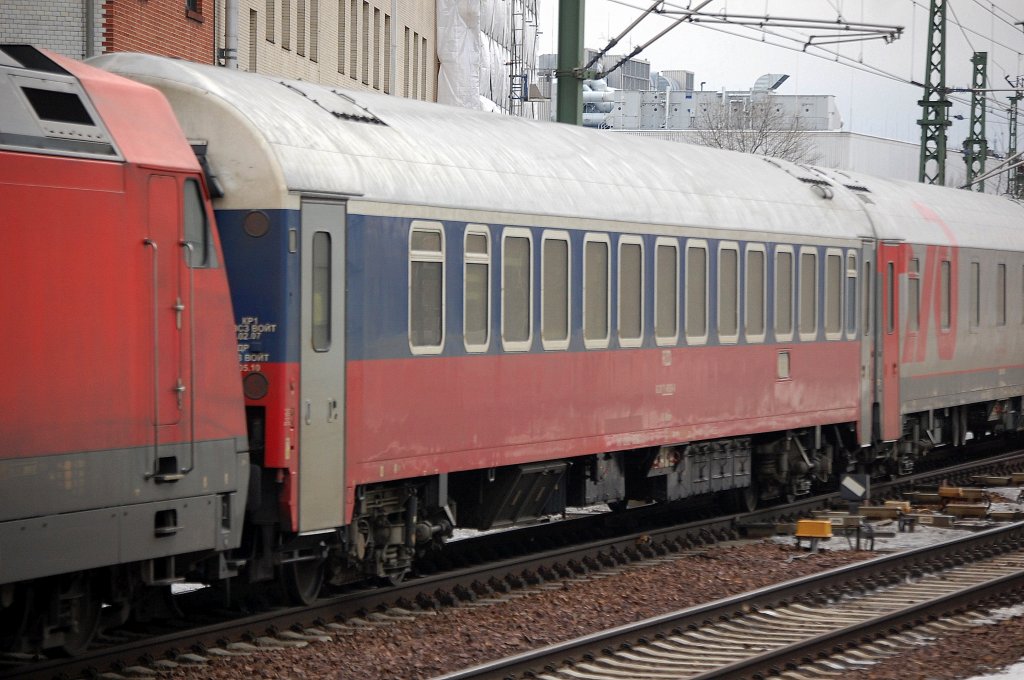 Hier ein russischer Liegewagen der RZD im klassischen Farbschema, PbZ am 07.01.11 Berlin-Wedding.
