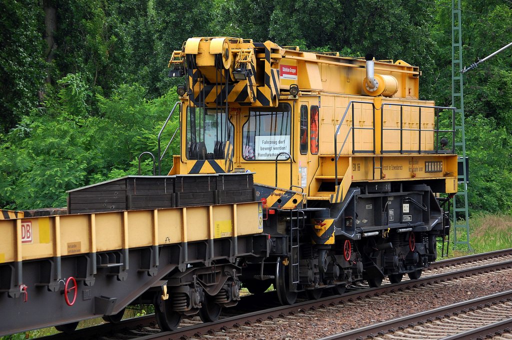 Hier ein TAKRAF  EDK 300/5 50 t Eisenbahnkran der DB Bahnbau Gruppe/DGT gezogen von 293 011-3 + 293 010-5 am 26.06.13 Berliner Innenring H�he Berlin-Jungfernheide.
