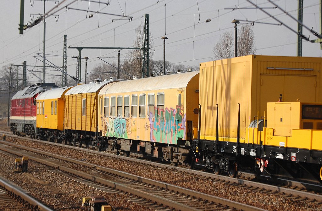 Hier ein weiterer Teil des langen Gleisbau-Umbauzuges der DB Bahnbau Gruppe am 15.02.11 Bhf. Flughafen Berlin-Sch�nefeld.