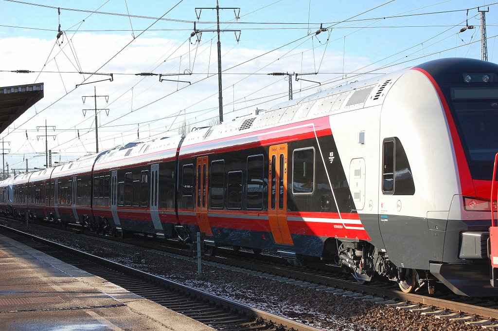 Hier der fabrikneue 5-teilige STADLER FLIRT-Triebzug Nr. 75509 f�r die norwegische NSB gezogen von 185 307-6 bei der �berf�hrungsfahrt am 05.12.12 im Bhf. Flughafen Berlin-Sch�nefeld. 