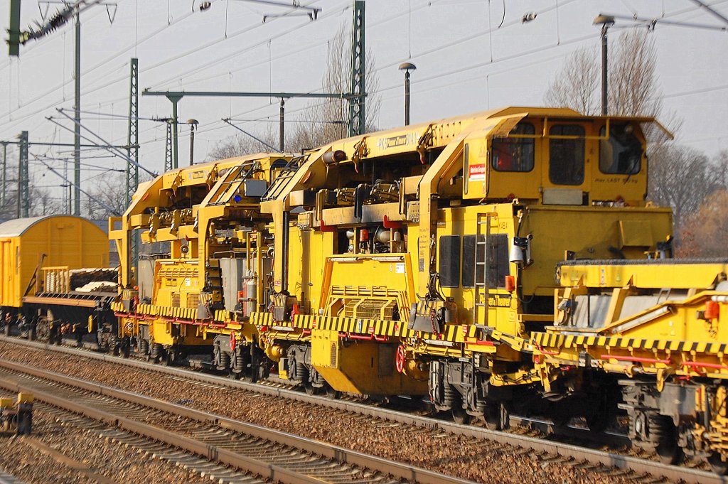 Hier f�ngt der eigentliche Maschinenteil des P&T Umbauzuges SUM-314  Mamut  der DB Bahnbau-Gruppe an, 15.02.11 Bhf. Flughafen Berlin-Sch�nefeld.