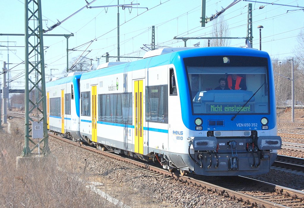Hier fahren die RegioShuttle VEN 650.352 (95 80 0650 352-7 D-VEN) + VEN 650.350 (95 80 0650 350-1 D-VEN) auf Test fahrt f�r die T�V S�D Rail GmbH Pr�fstelle Schienfahrzeuge am 07.03.11 im Bhf. Flughafen Berlin-Sch�nefeld ein um einen Personalwechsel vorzunehmen.