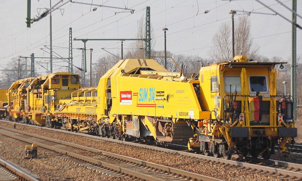 Hier fast der gesamte Komplex des Umbauzuges P&T SUM-314  Mamut  (97 26 03 502 18-8, Plasser & Theurer Bj.2003) am 15.02.11 Bhf. Flughafen Berlin-Sch�nefeld.