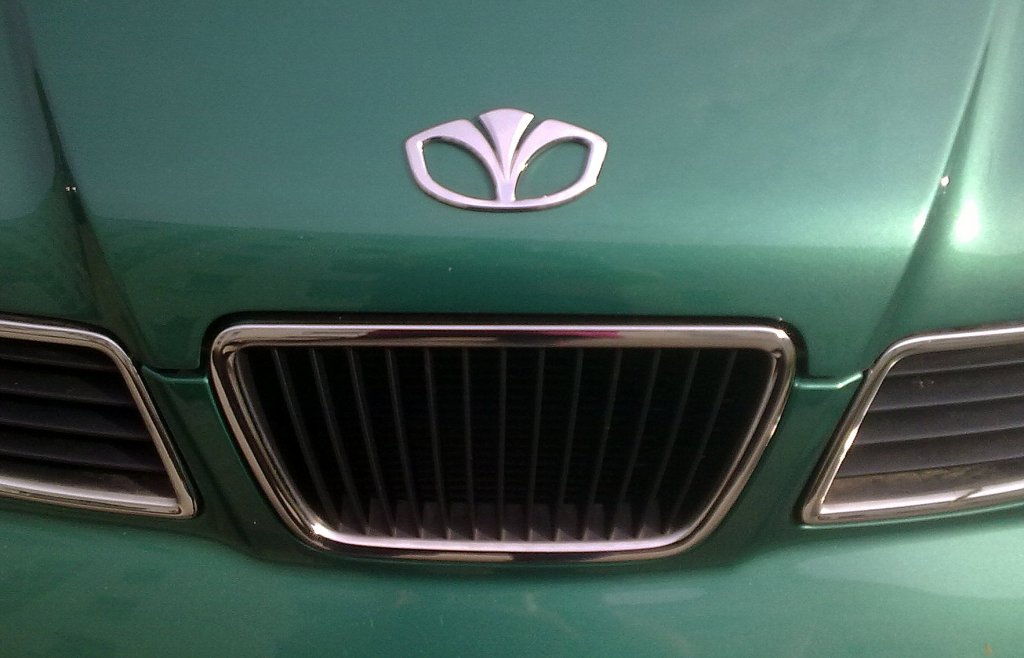 Hier das Frontlogo vom s�dkoreanischen Hersteller DAEWOO seit 2001 GM angegliedert als GM Daewoo, Juni 2013 Berlin-Pankow.