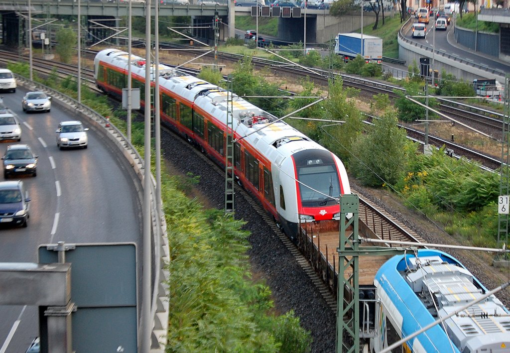 Hier der f�r die NSB in Norwegen bestimmte f�nfteilige Triebzug FLIRT bei der �berf�hrung zur Bahnmesse InnoTrans 2010 in Berlin, 17.09.10 Berliner Innenring H�he Kaiserdamm.