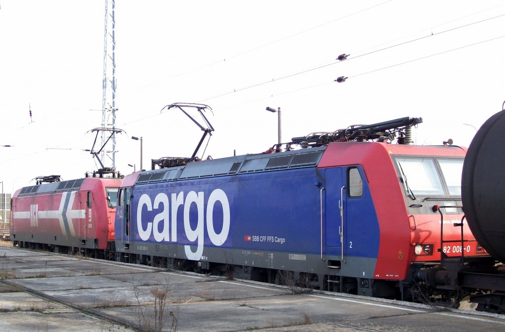 Hier fuhr HGK 145-CL 014 mit Re 482 008-0 als Doppeltraktion mit Kesselwagenzug im Bhf. Flughafen Berlin-Sch�nefeld ein, die HKG Lok wurde abgekoppelt und Re 482 008-0 fuhr mit Zug alleine weiter, 25.09.09