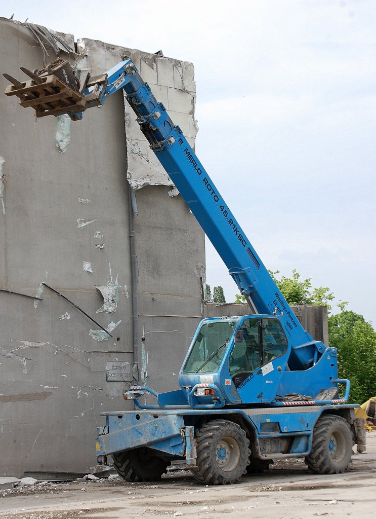 Hier die Gesamtansicht des blauen MERLO ROTO 45.21 KSC Teleskopladers der Fa. Weidling & Partner am 22.05.10 Berlin-Heinersdorf.