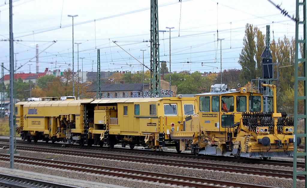 Hier der gesamte Gleisbauzug der JumboTec GmbH mit der P&T Gleisstopfmaschine 08-475 UNIMAT 4S + der Planiermaschine der Deutschen Plasser Typ SSP 100, 28.10.10 Berlin-Beusselstr. 