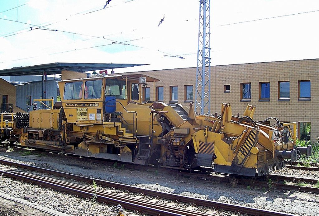 Hier eine Gleischotterprofiliermaschine vom Hersteller Deutsche Plasser SSP 110 SW der Gleisbaufirma LASCH Gmbh Zwickau am 08.07.08 Bhf. Hennigsdorf.