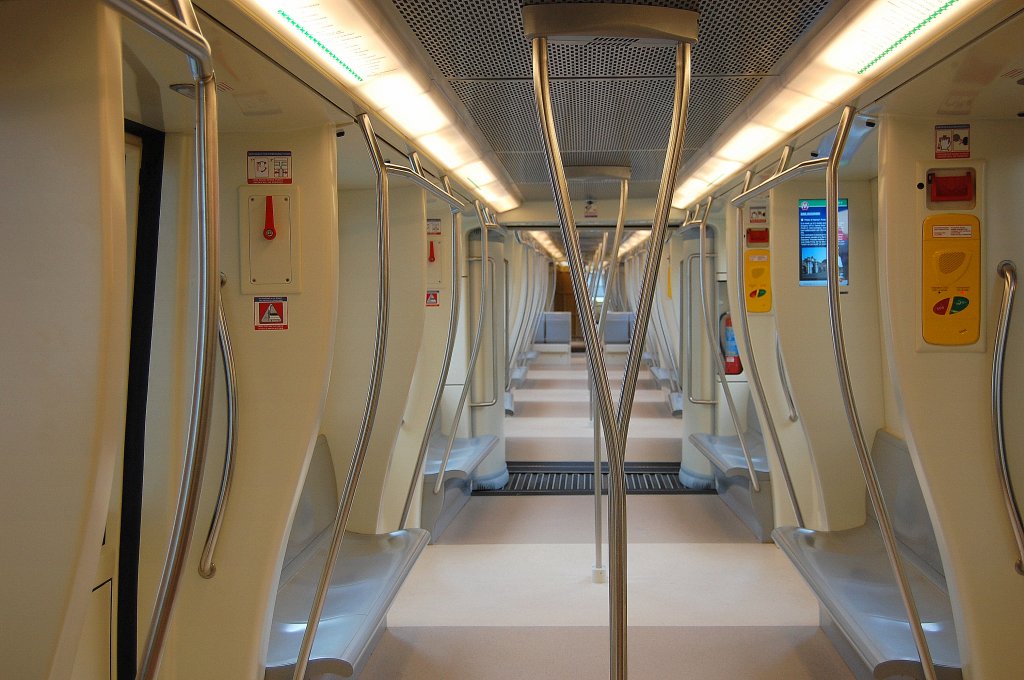 Hier die Inneneinrichtung dieses Triebzuges aus Italien der S.P.Q.R, ohne jede Polsterung, in einheitlich grau, gespenstische Atmosph�re, ob sich damit Werbung machen l�sst bei der Komkurrenz anderer Hersteller?, InnoTrans 2010, 24.09.10 