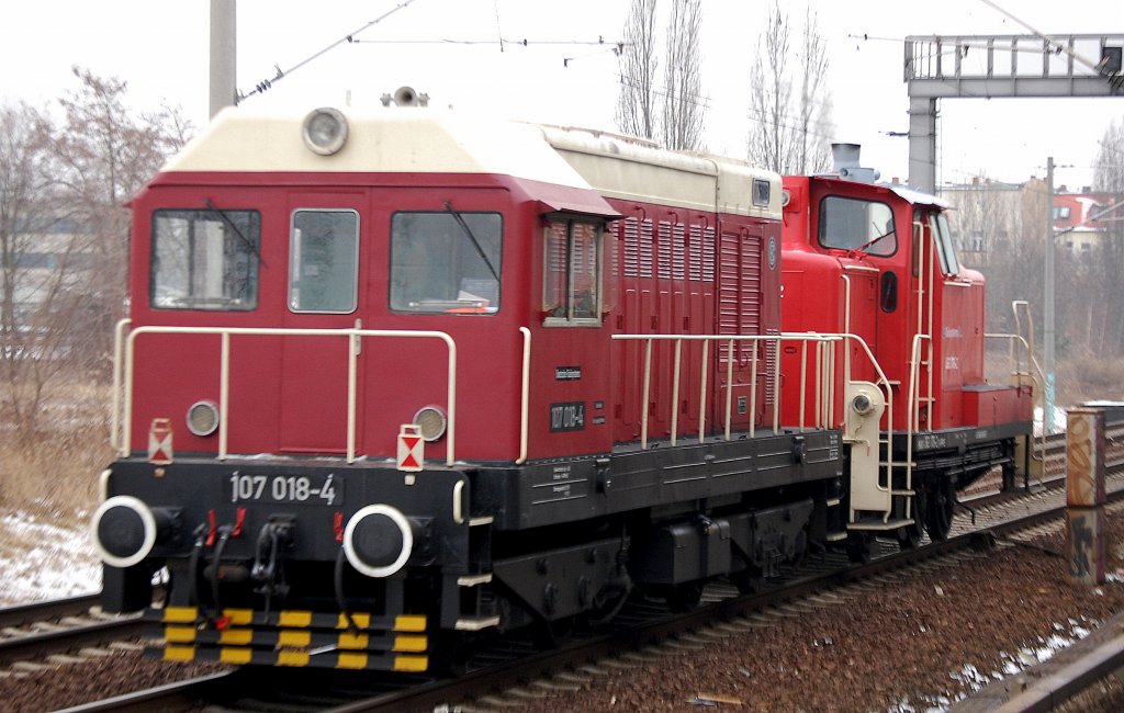 Hier der kleine Lokzug von hinten mit der sch�nen alten tschechischen Diesellok V75 107 018-4 (98 80 3107 018-4 D-RPRS, CKD Bj.1962) gezogen von 363 170-2 (98 80 3363 170-2 D-RPRS) am 14.02.12 Richtung Bornholmer Str., Berlin-Pankow.
