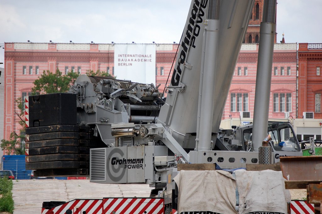 Hier das Kranf�hrerhaus des Grohmann LIEBHERR LTM 1500, die Scheiben des Fahrzeugf�hrerhaus sind abgedeckt zum Schutz gegen den Funkenflug der Schwei�arbeiten bei den Abri�arbeiten des Palst der Republik Berlin Mitte am 08.07.08