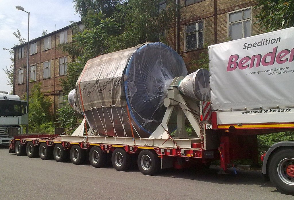 Hier das Ladegut aus der N�he, sieht aus wie eine Flugzeugturbine auf der Ladebr�cke des Schwerlastzuges der Sped. Bender, 03.08.11 Berlin-Wilhelmsruh.
