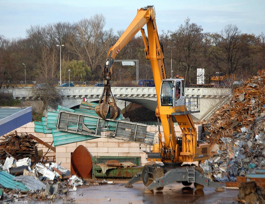 Hier ist der LIEBHERR Litronic 934 Umschlagbagger der BEHALA am Berliner Westhafen dabei Schrott zu schichten, 15.11.10