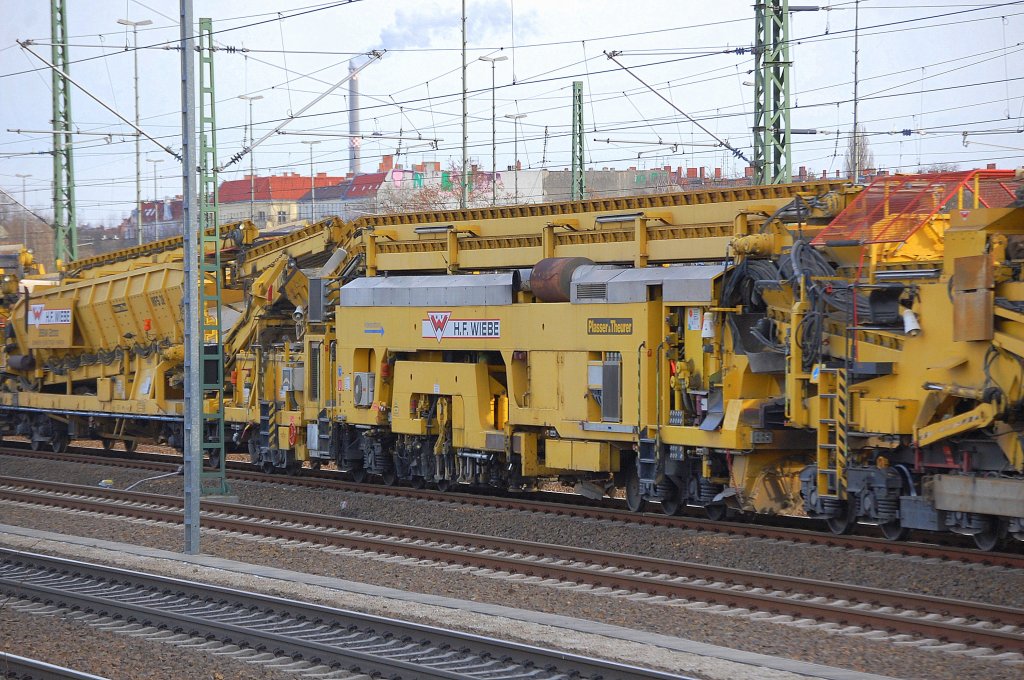 Hier ist das Maschinenmonster RPMW 2002-2 zu Ende und es folgt eine weiter Material- und Silowageneinheit von P&T der H.F. WIEBE GmbH, 30.11.10 Berlin-Beusselstr.