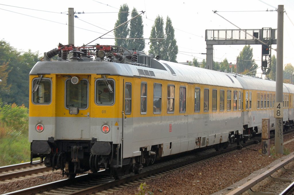 Hier der Messzugsteuerwagen mit eigenem Pantographen gezogen von ES 64 U2-028 am 12.10.10 Berlin-Pankow.