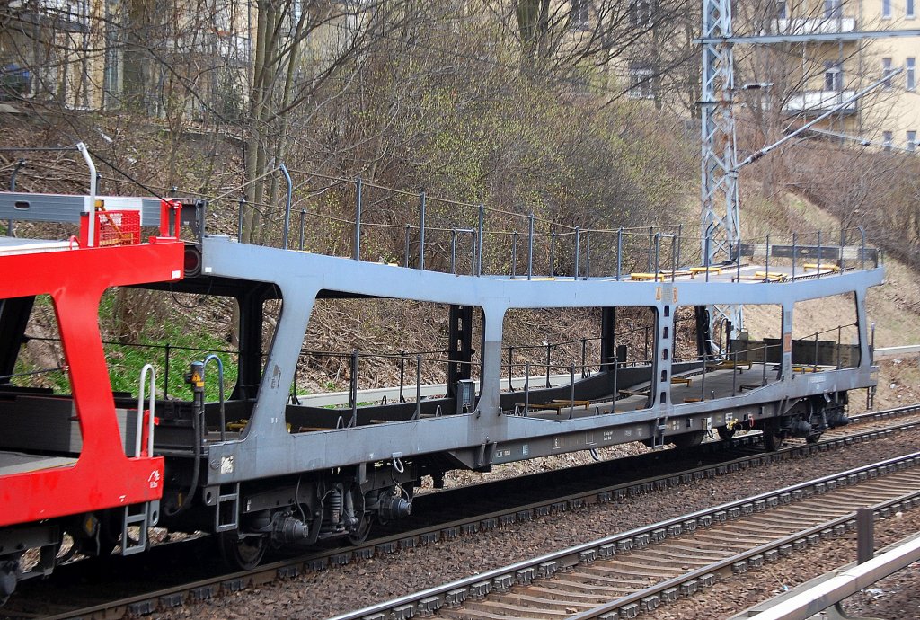Hier noch in der �lteren blauen Farbgebung, ein DB Doppelstockwagen f�r PKW Transporte der Bauart DDm 915 in einem PbZ in Berlin am 31.03.11 Berlin Prenzlauer Allee.