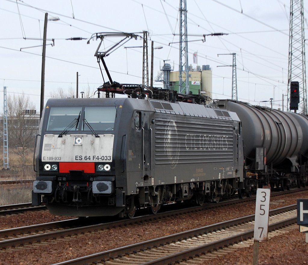 Hier noch als MRCE-Dispolok ES 64 F4-033 (Siemens Bj.2006) f�r CTL unterwegs, die inzwischen in ES 64 F4-209 umnummerierte Dispolok am 28.03.09 mit Kesselwagenzug bei der Durchfahrt im Bhf. Flughafen Berlin-Sch�nefeld.