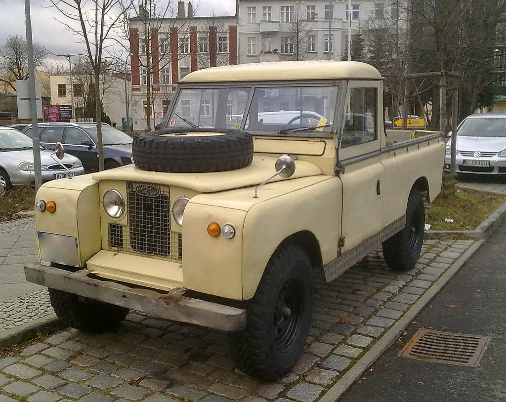 Hier noch aml aus anderer Perspektive, der Land Rover Series III mit Ladefl�che und Ersatzreifen auf der Fronthaube, ein tolles Teil finde ich, Anfang Dezember 2011 Berlin-Wei�ensee.