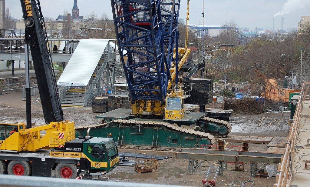 Hier noch eine andere Perspektive des LIEBHERR LR 1750 Untergestells mit seiner gewaltigen Raupe, 27.11.10 Berlin-Ostkreuz.