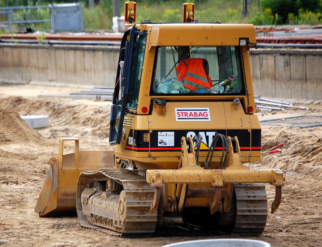 Hier noch ein Bild von hinten, von der kleinen CAT D36 XL Raupe der Baufirma STRABAG mit Aufrei�haken am Heck, Baustelle am Bf. Flughafen Berlin-Sch�nefeld, 16.08.10