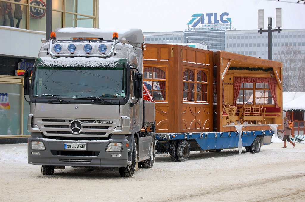 Hier noch ein Gesamtbild des MB ACTROS mit H�nger und Holzfertighalle beladen beim Abbau des Berliner Weihnachtsmarktes am Berliner Alexanderplatz, 28.12.10