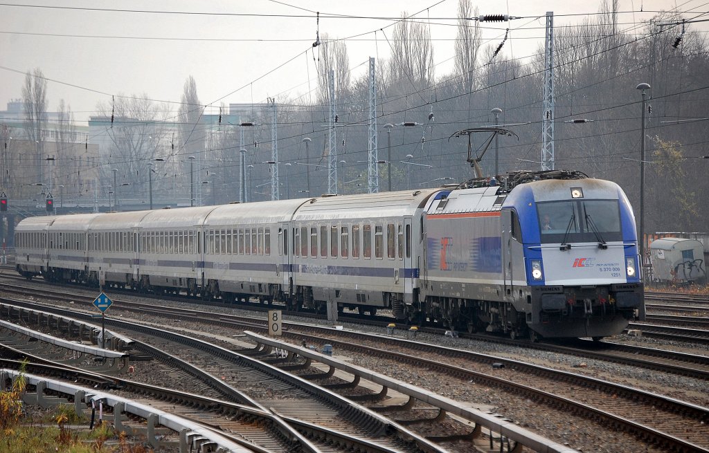 Hier noch ein Gessamtbild des Berlin-Warschau-Express gezogen von der PKP Intercity Lok 5 307 009 (91 51 5 370 009-0 PL-PKPIC) am 20.11.10 Berlin Greifswalder Str.  