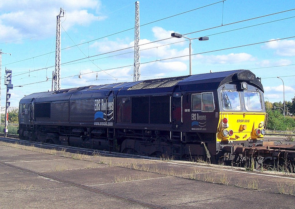 Hier noch ganz frisch in schwarz f�r ERS Railways, MRCE Leasinglok ERSR 6616 (EMD Bj.2005) am 13.10.07 im Bhf. Flughafen Berlin-Sch�nefeld mit Containerzug. (Aktuell eine Unfalllok unfassbarerweise wohl zur Verschrottung vorgesehen)