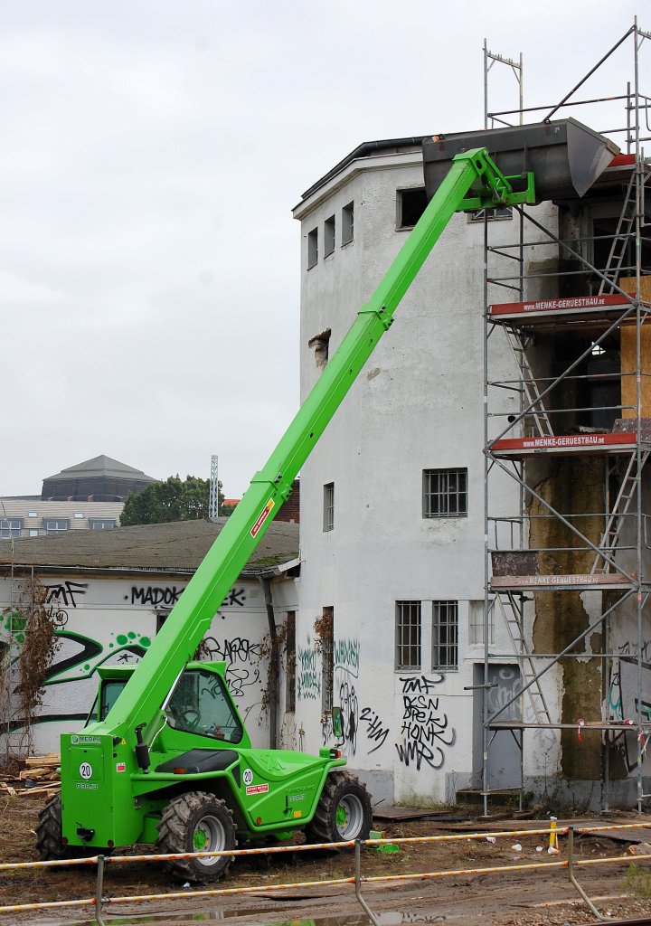 Hier noch in Ganzansicht, der Teleskoplader MERLO PANORAMIC P38.18 mit gro�em Schaufelaufsatz bei Abri�arbeiten am alten S-Bhf. Berlin-Ostkreuz, 07.10.08