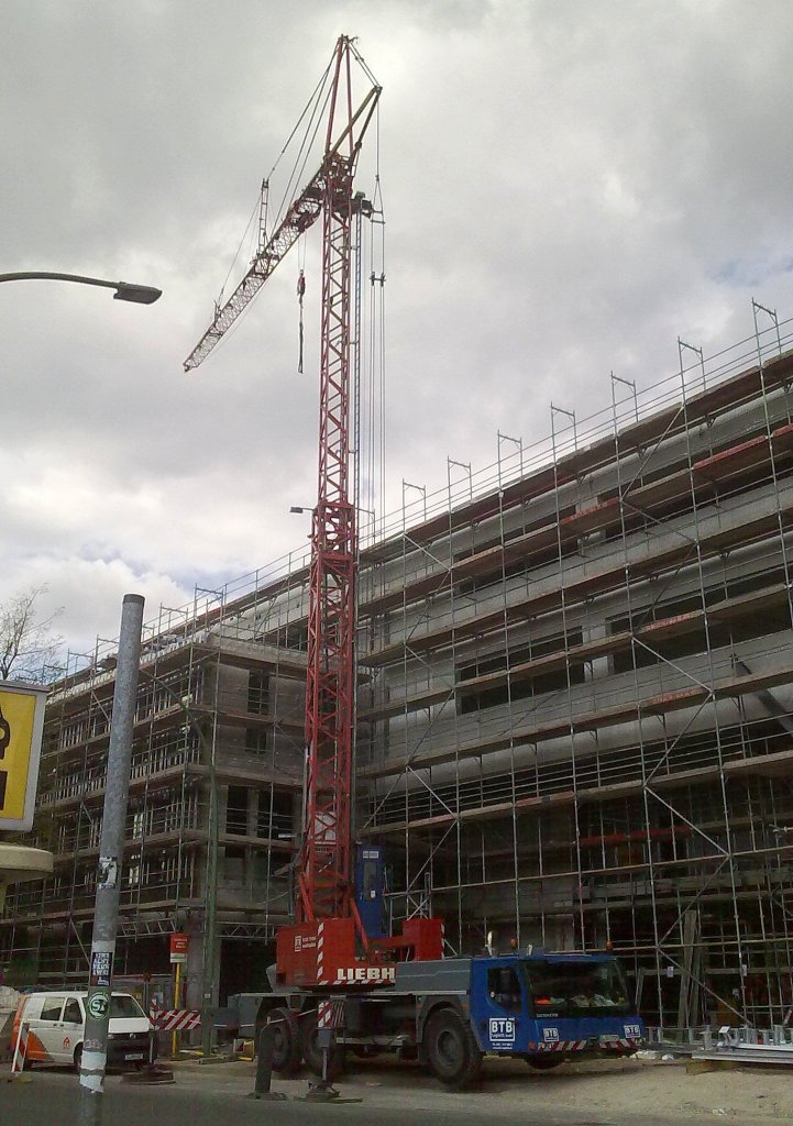 Hier noch eine Gesamtansicht des LIEBHERR Mobilbaukrans MK 63 der Fa. BTB Logistik GmbH am 23.04.12 Berlin-Pankow.