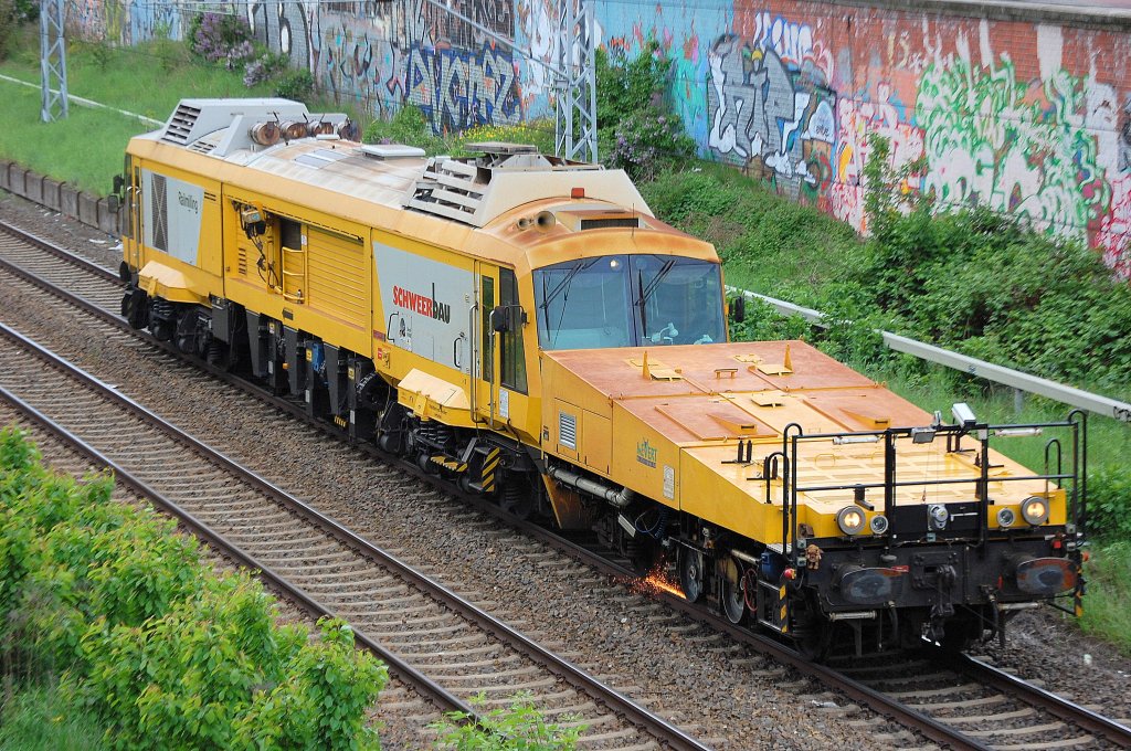 Hier noch mal als Gesamtbild von hinten die Schienenfr�smaschine SF 03 und das Schienenschleifmodul SM 03 der Fa. Schweerbau bei der Arbeit H�he Landsberger Allee Berlin am 14.05.10