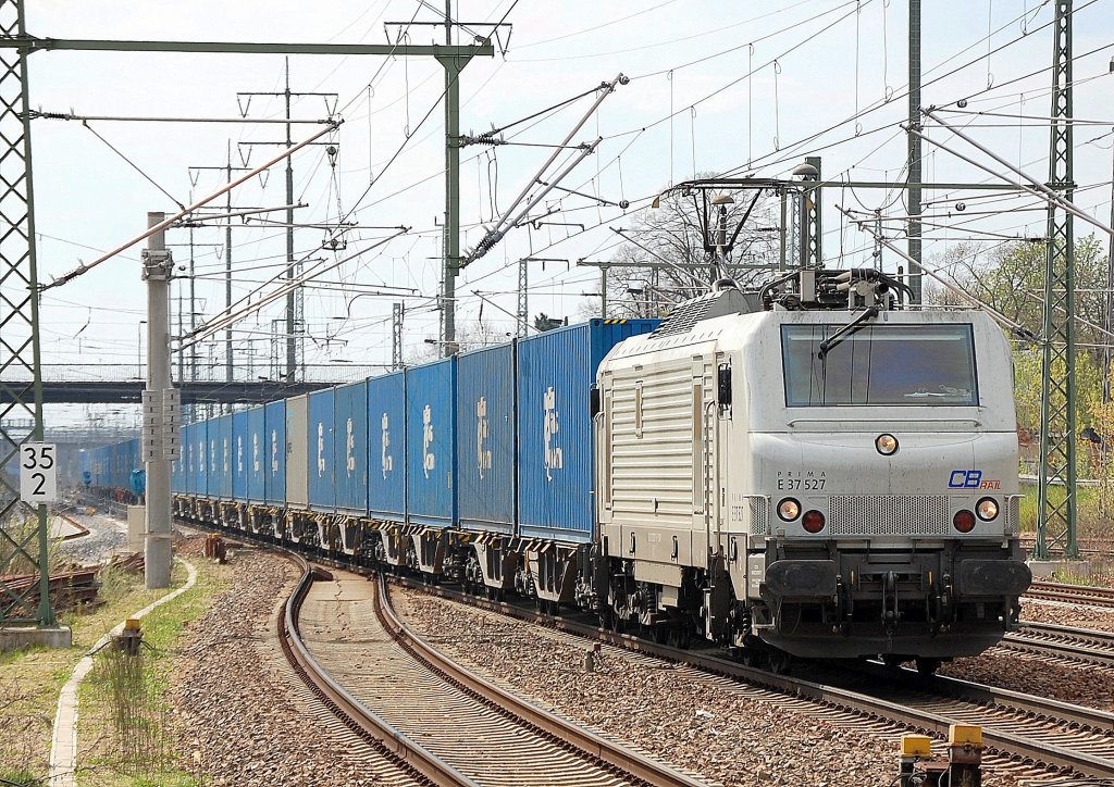Hier noch mal die angemietete CBRail Lok der ITL E 37 527 (91 87 0037 527-5 F-CBR) mit Containerganzzug  balue Wand  am 16.04.11 Bhf. Flughafen Berlin-Sch�nefeld.